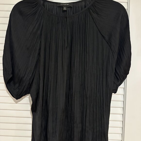 Banana Republic Factory Black Pleated Short Sleeve Blouse – Size M - Picture 3 of 5